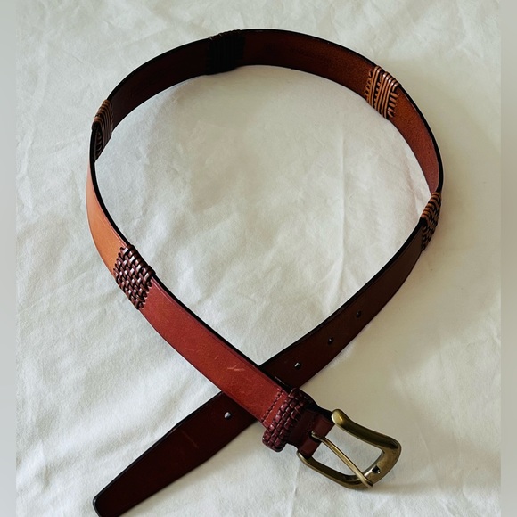 Fossil leather with basket weave 30-32 x 1-1/8. Good to very good condition. - Picture 2 of 7